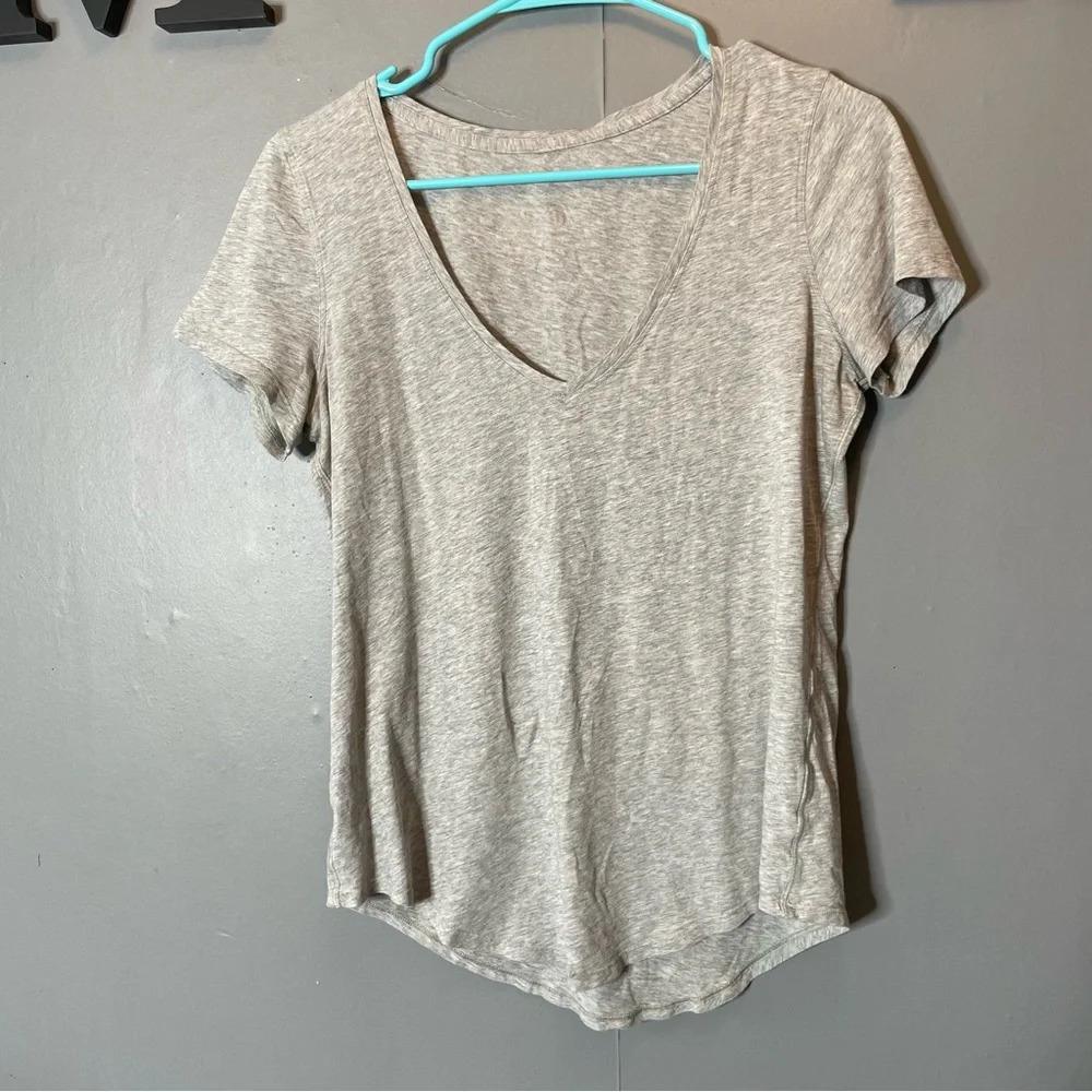 Lululemon love tee vneck heather gray size 6